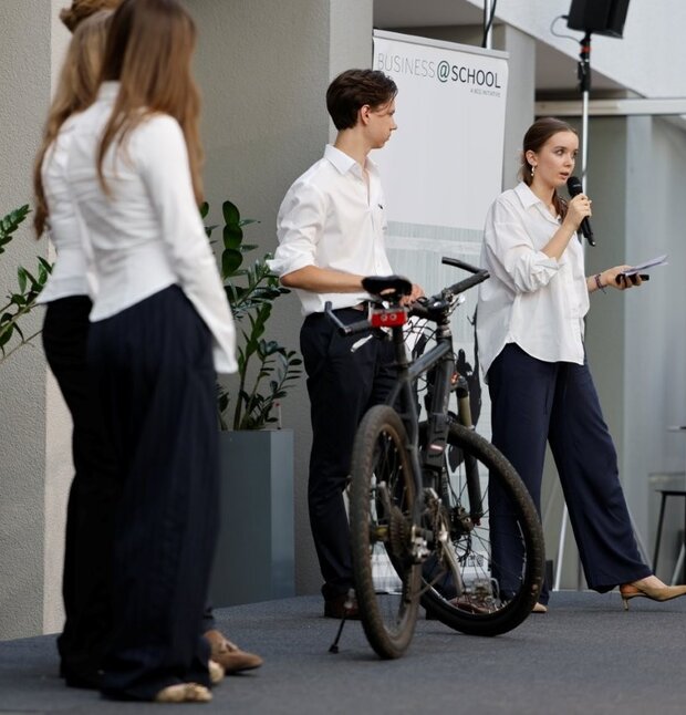 Pitch von Team Frühn auf der Bühne beim Deutschlandfinale von business@school