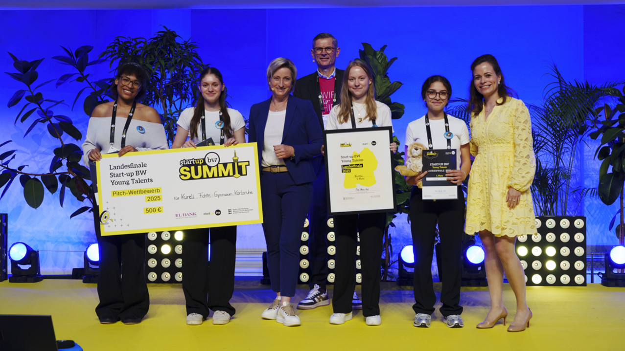 Das Siegerteam "Kureli" beim Landesfinale von Startup BW Young Talents im Rahmen des Startup BW Summits 2025