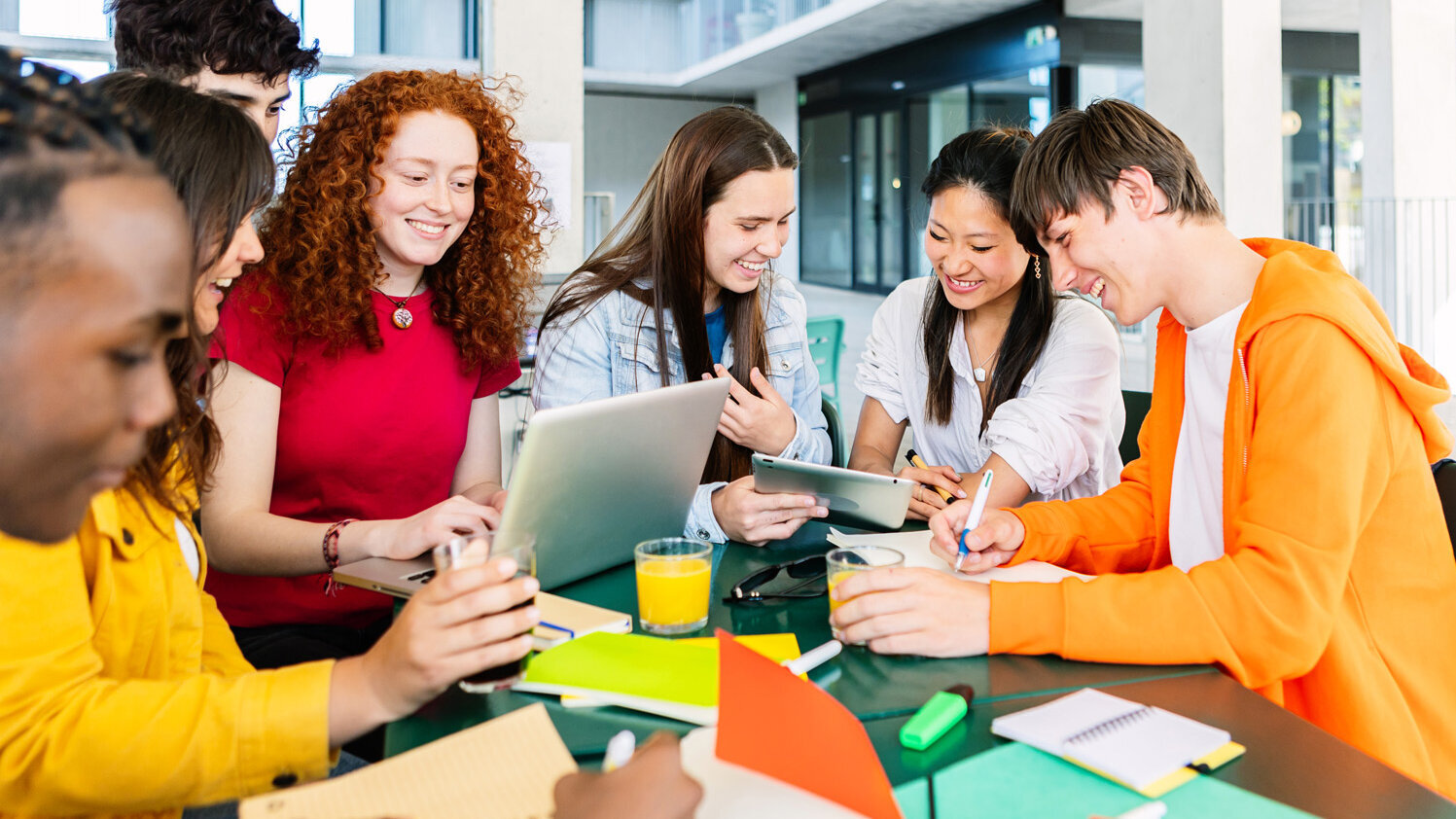 Gruppe von Schülerinnen und Schülern arbeiten gemeinsam an einem Projekt