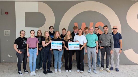 Schüler und Lehrkräfte des Beruflichen Schulzentrums Cham mit dem Emblem