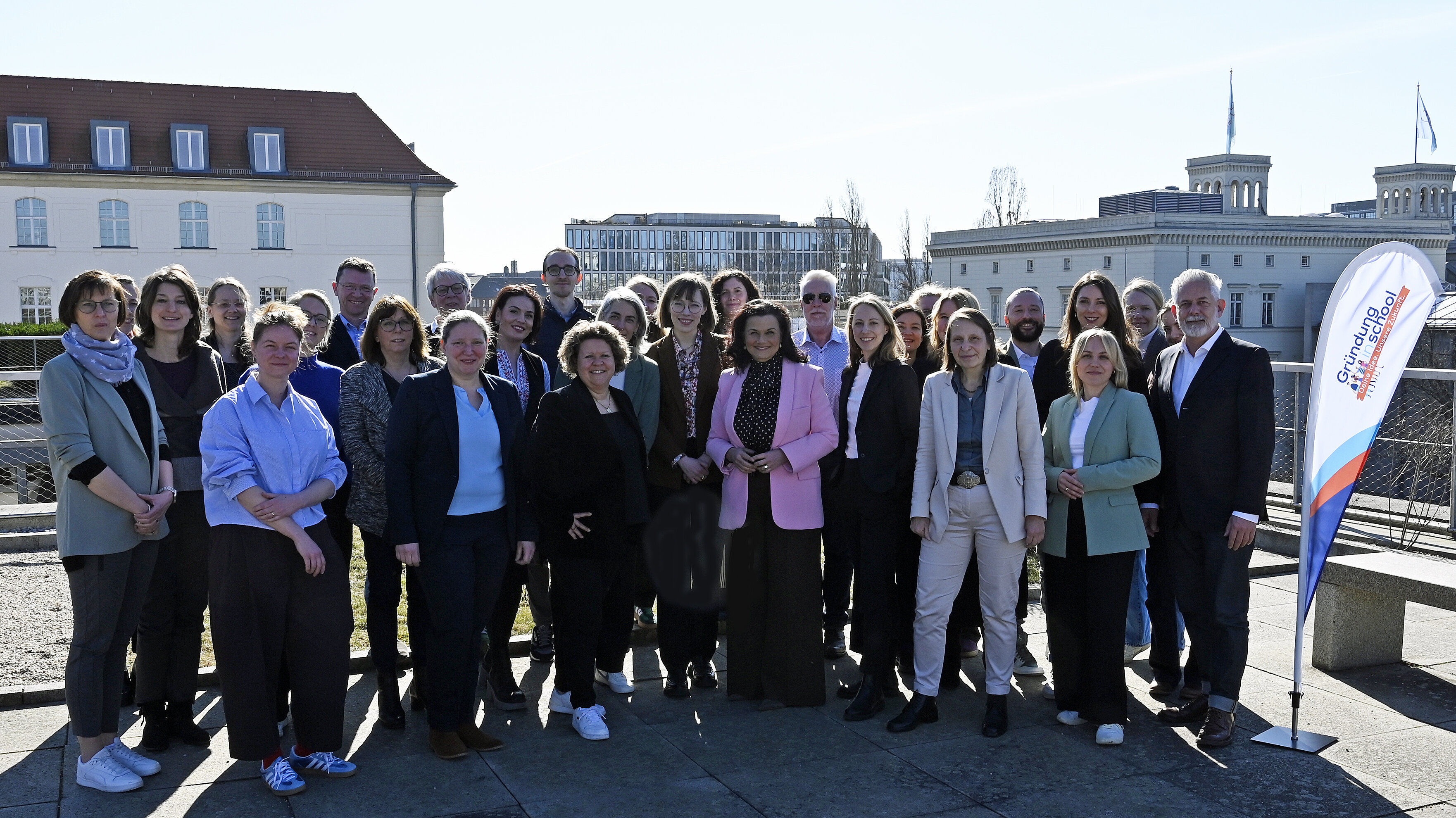 Gruppenbild Präsenzsitzung des Initiativkreises Gründung in school mit der Vorsitzenden Gitta Connemann