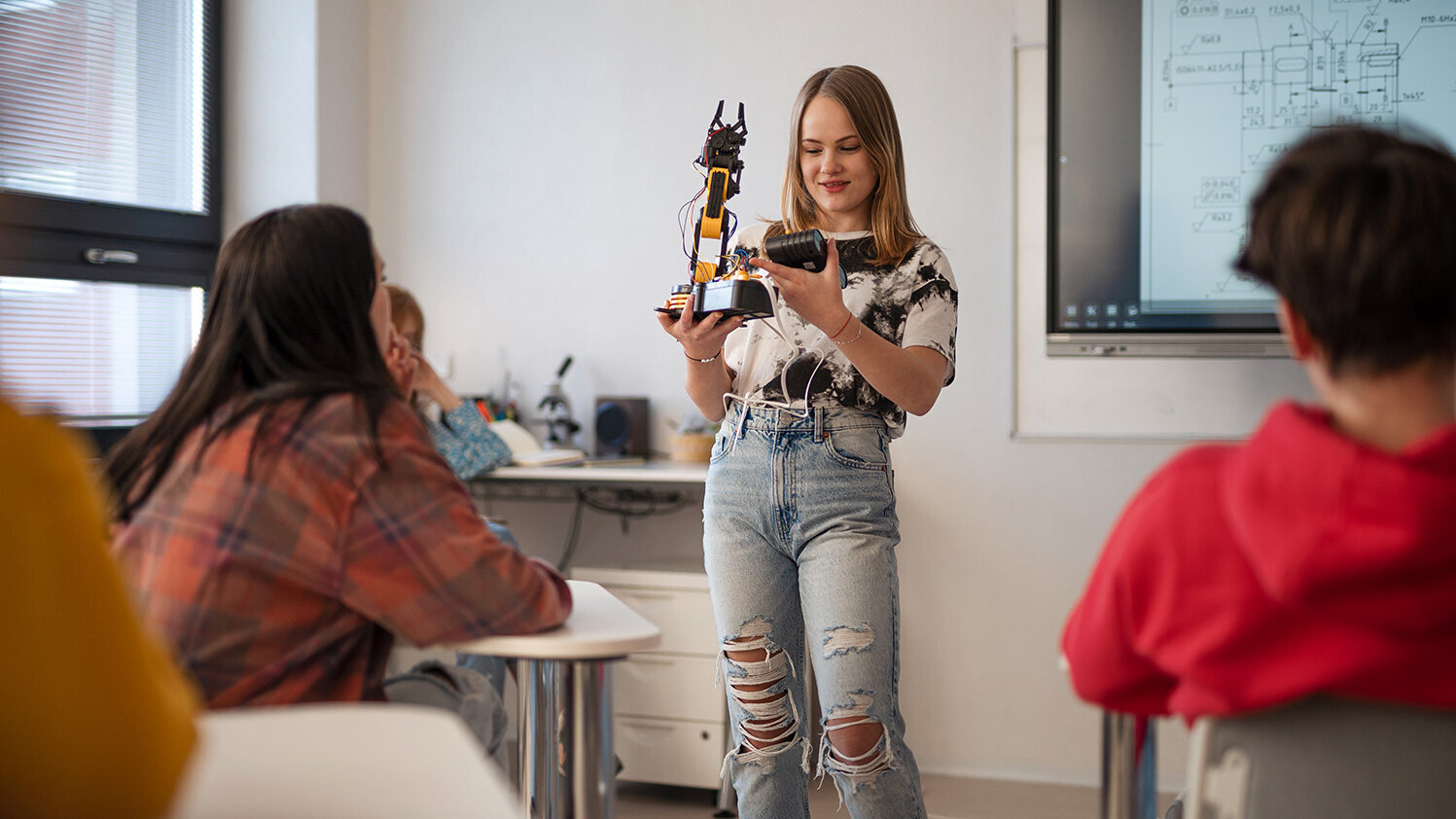 Schülerin präsentiert ein Projekt in der Schule
