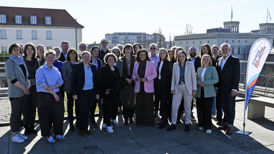 Gruppenbild Initiativkreis Gründung in school beim Treffen mit der Vorsitzenden Gitta Connemann in Berlin im März 2026