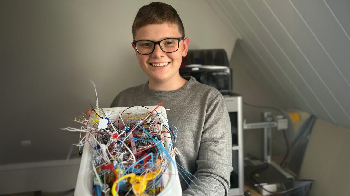 Porträt Dominik Schkalei mit Resten von fehlgeschlagenen Drucken