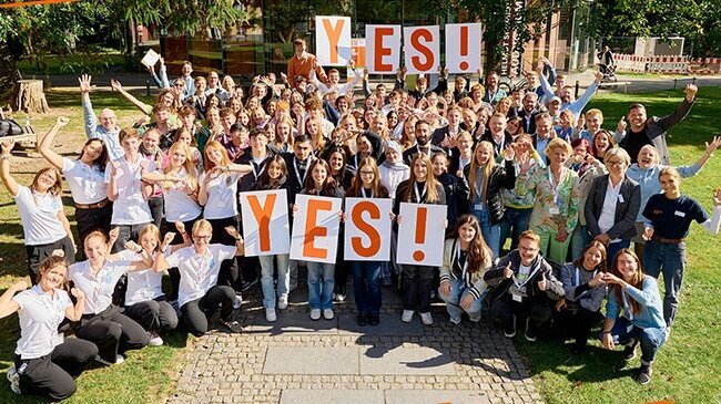 Foto von den 12 Finalteams beim YES! Finale 2025