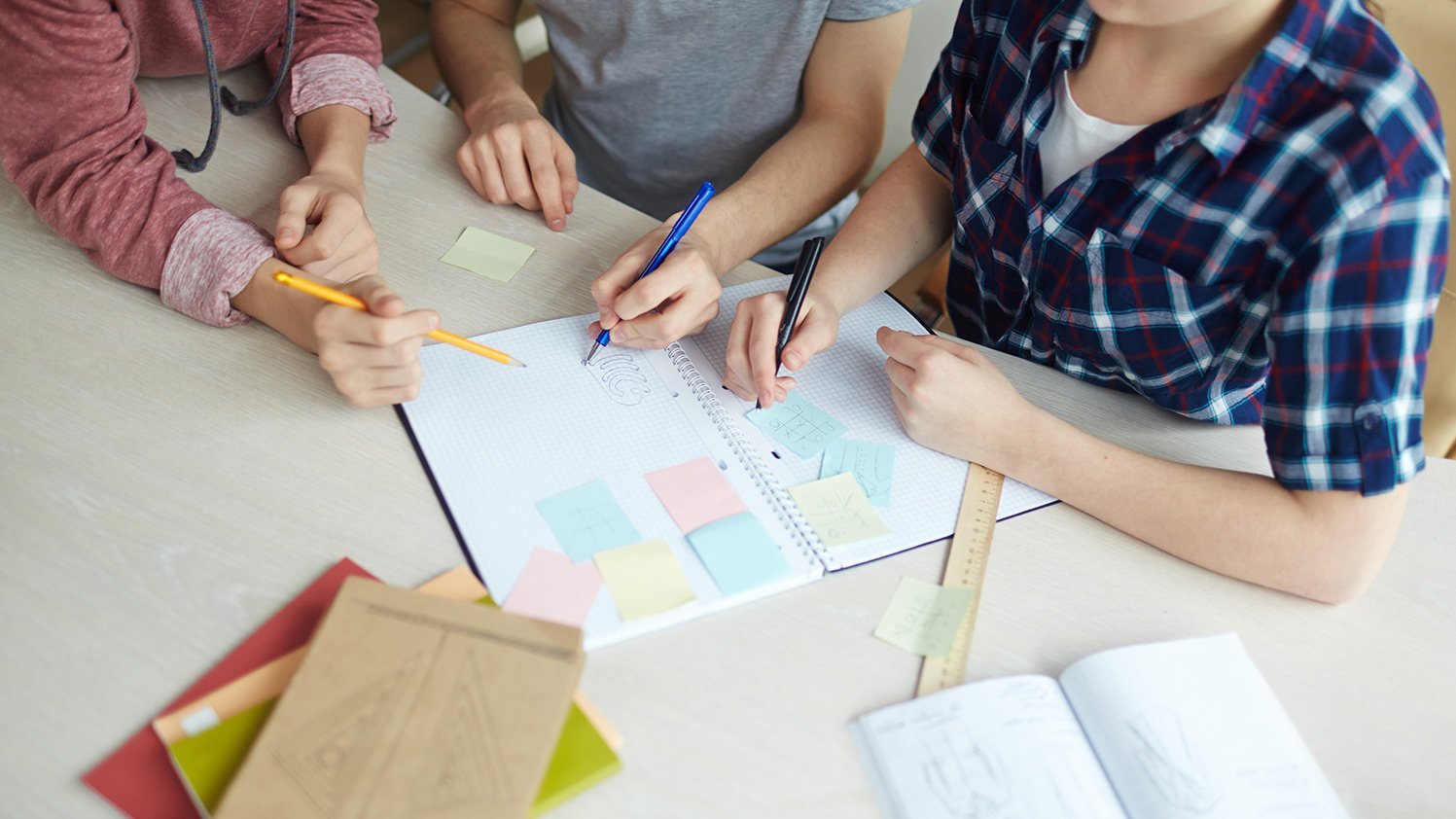 Schülerinnen und Schüler arbeiten gemeinsam an einem Projekt