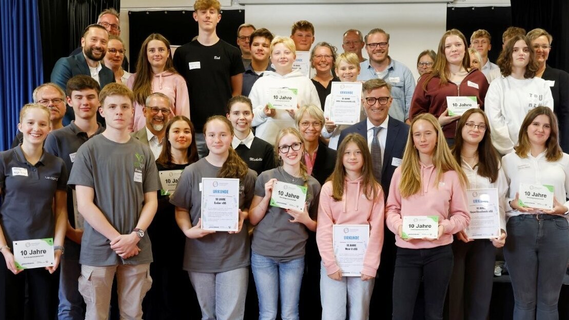Gruppenfoto mit Schülerinnen und Schülern zu 10 Jahre Schhülergenossenschaften NRW