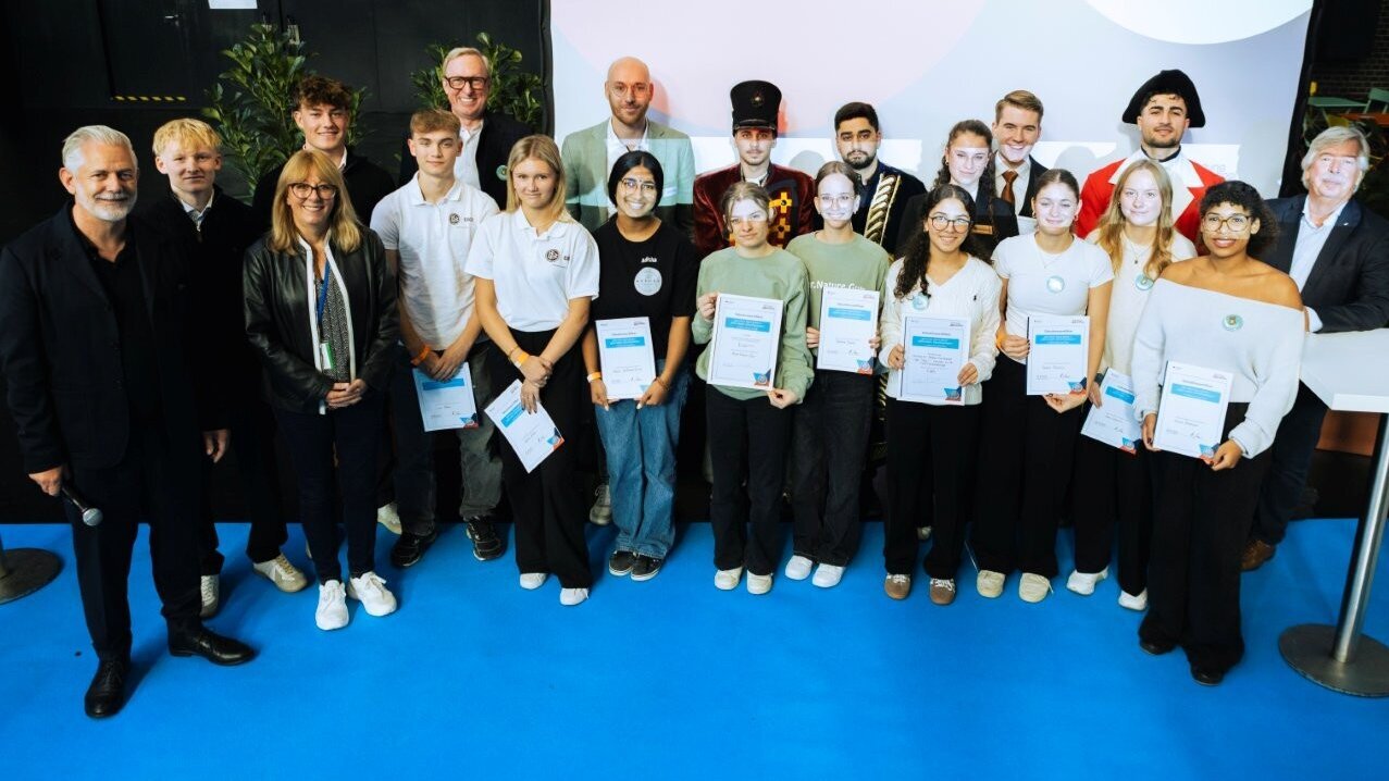 Gruppenfoto von den Schülerteams auf der deGUT 2025 in Berlin