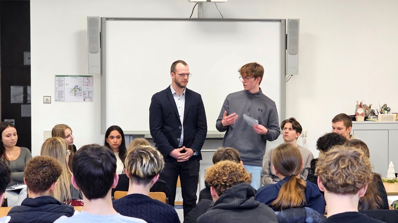 Moritz Glauner im Gespräch mit dem Wirtschaftsleistungkurs am Schiller-Gymnasium Pforzheim