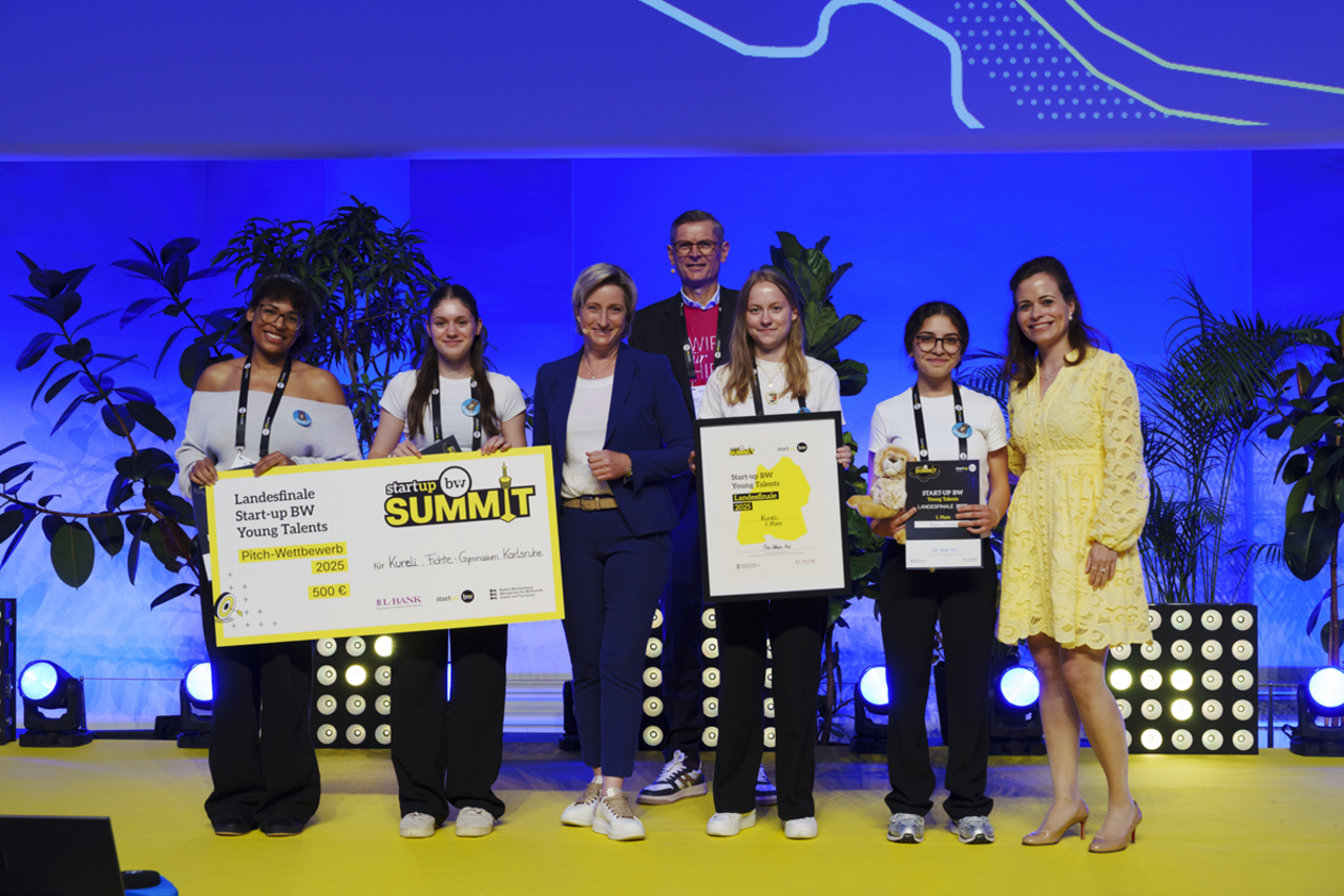 Das Siegerteam "Kureli" beim Landesfinale von Startup BW Young Talents im Rahmen des Startup BW Summits 2025