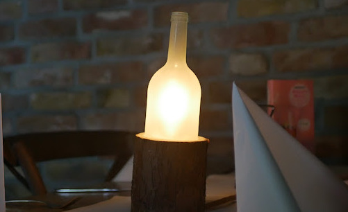 Eine Lampe aus Holz und Einwegglas